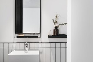 Design Single Room, 1 King Bed, Non Smoking, City View | Bathroom | Shower, rainfall showerhead, designer toiletries, hair dryer