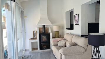 Een televisie en een open haard