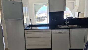 Een koelkast, een magnetron, een oven, een kookplaat