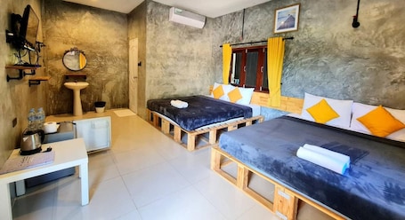 Deluxe Room | Bathroom | Free toiletries, towels, soap, shampoo