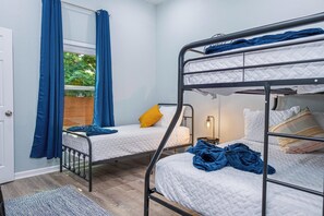 Ház (4 Bedrooms) | 4 hálószoba és laptophoz jól használható munkafelület