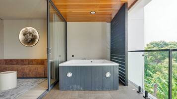 Jetted bathtub