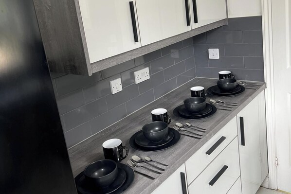 Réfrigérateur, micro-ondes, four, plaque de cuisson