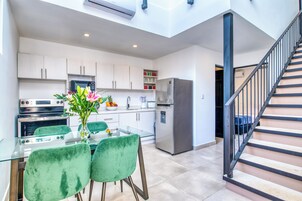 Loft exclusivo, 2 habitaciones | Cocina privada | Frigorífico grande, microondas, horno y cafetera o tetera