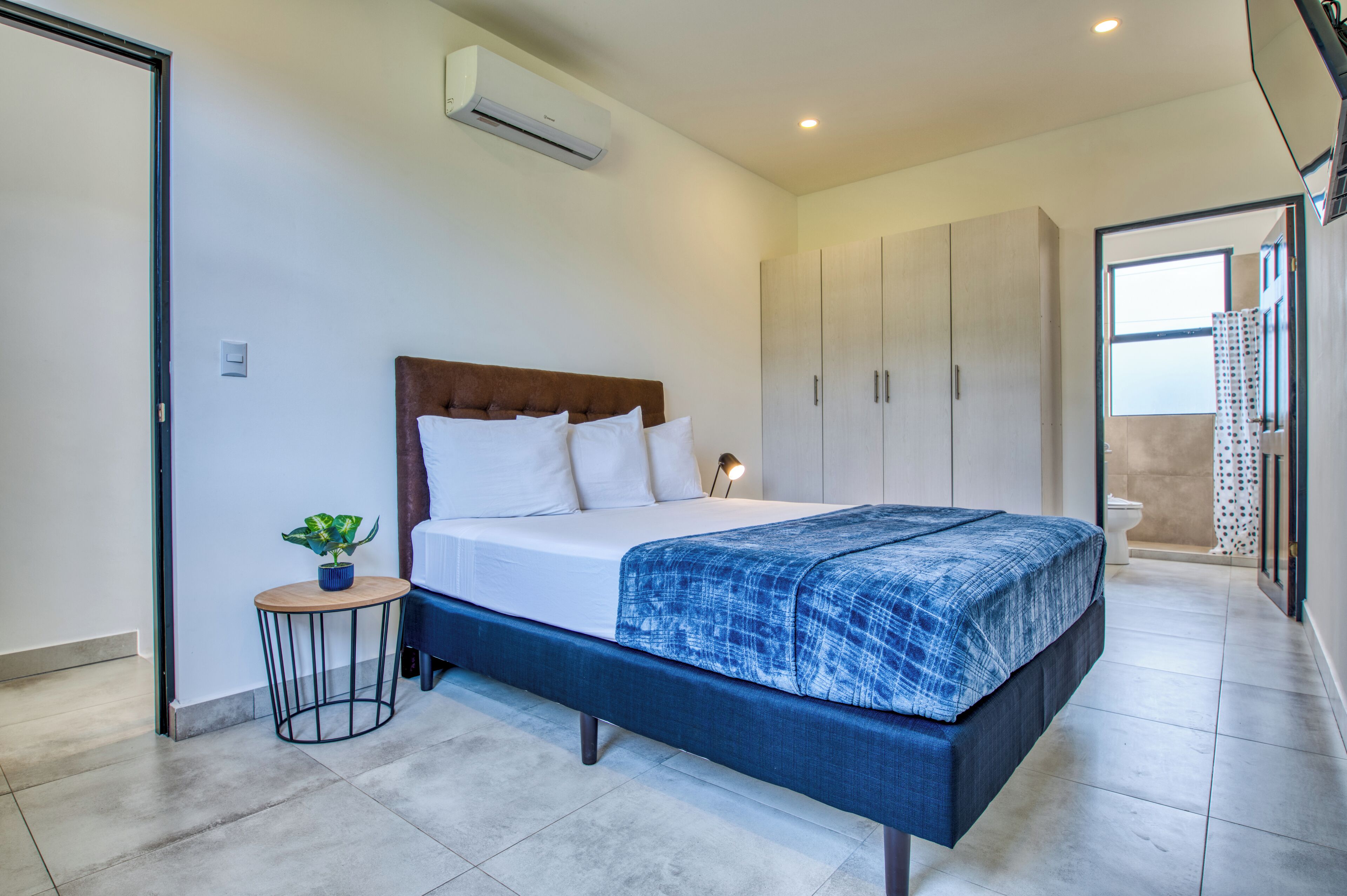 2 عدّة غرف نوم وواي فاي مجانًا وملاءات أسرّة