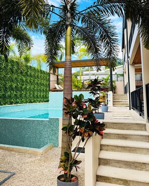 Outdoor pool, open 8:00 AM to 10:00 PM, sun loungers - Muna Tamarindo (Tamarindo)