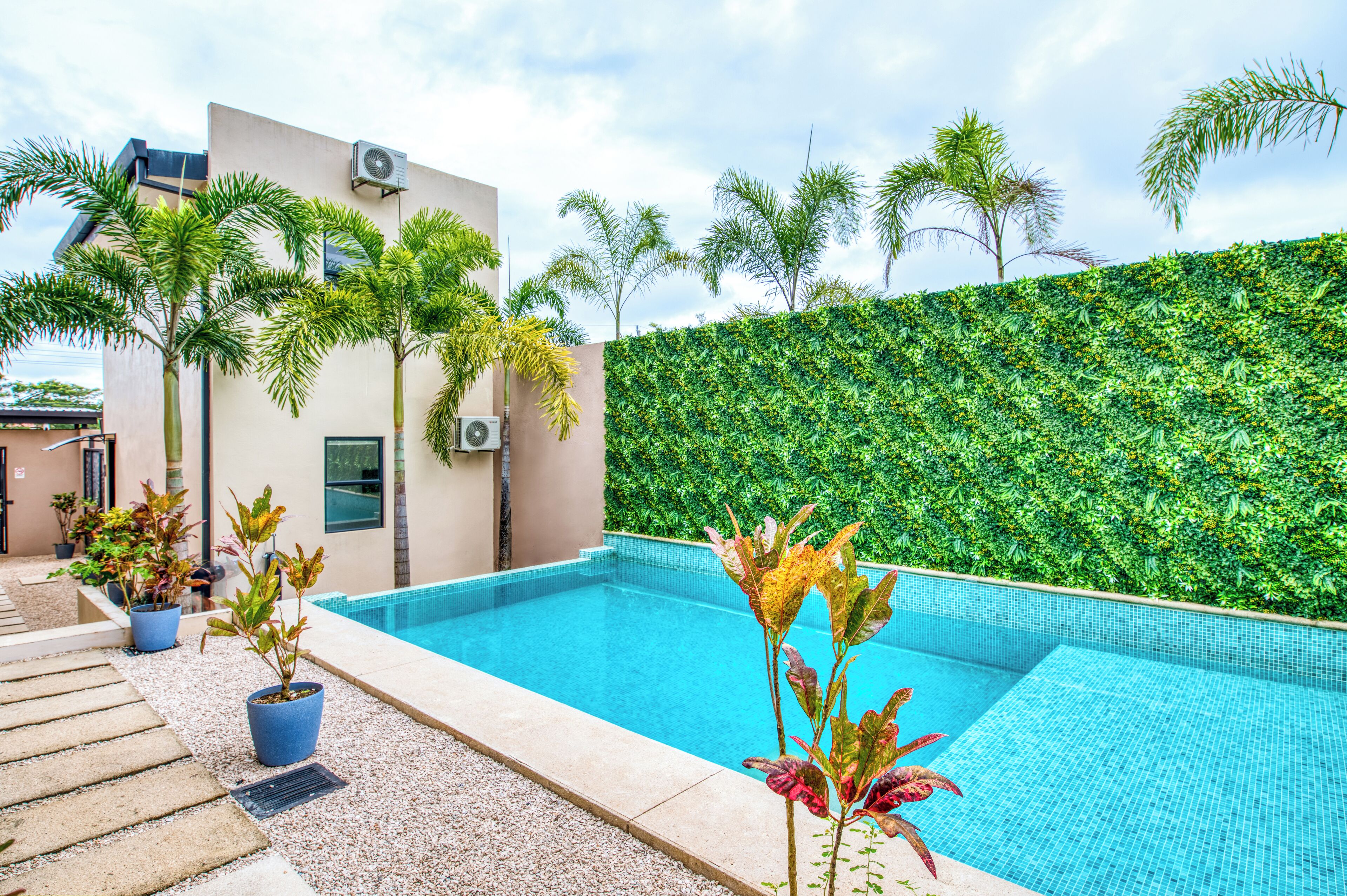 حمّام سباحة خارجي، مفتوح من 8:00 صباحًا إلى 10:00 مساءً، مقاعد للتشمس