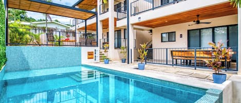 Piscine extérieure, accÚs possible de 8 h à 22 h, chaises longues