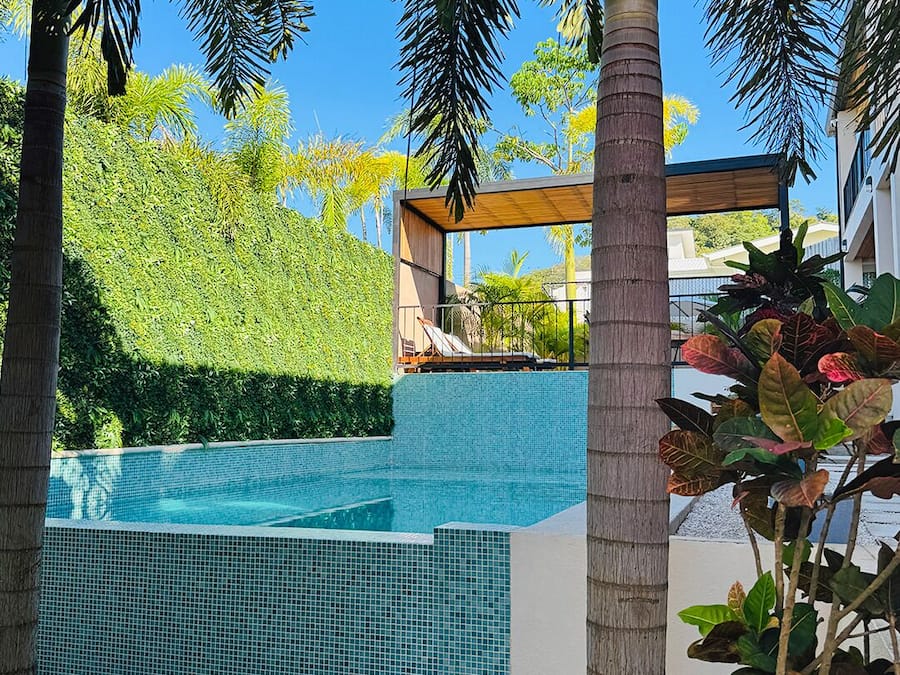 Piscina externa, funciona das 8h às 22h, espreguiçadeiras