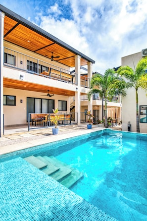 Outdoor pool, open 8:00 AM to 10:00 PM, sun loungers - Muna Tamarindo (Tamarindo)