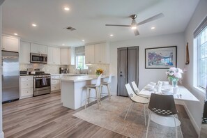 Kjøleskap, mikrobølgeovn, ovn og kokeplater