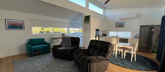 Highlife Retreat - Massive Master + Single Sofa Bed