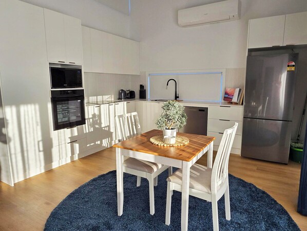 Frigorífico, microondas, horno y placa de cocina