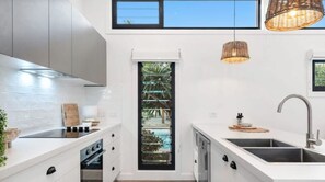 Refrigerador, microondas, horno, placa de cocina