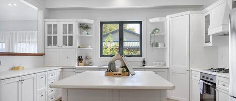 Een koelkast, een microgolfoven, een oven, een kookplaat