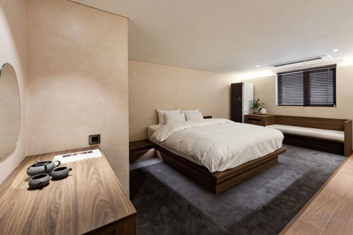 WiFi (free), bed sheets