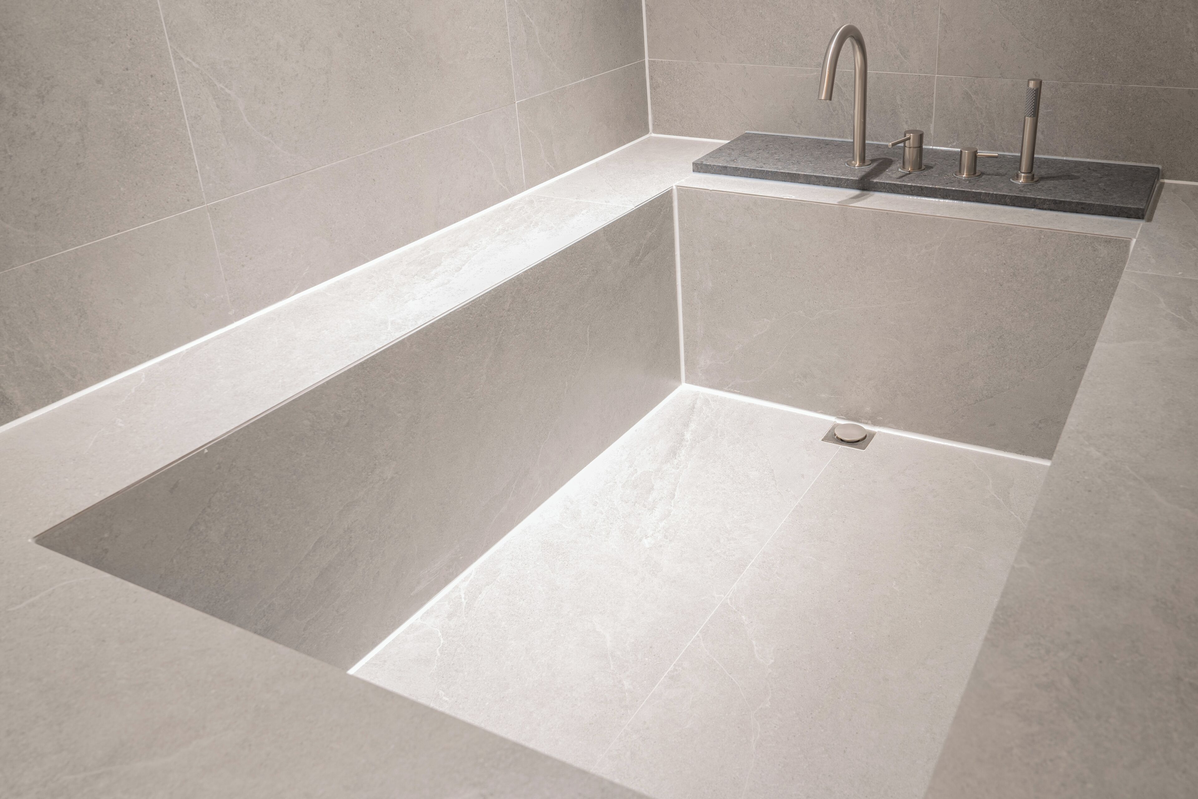 Suite Room | Salle de bain | Douche, sèche-cheveux, chaussons, bidet