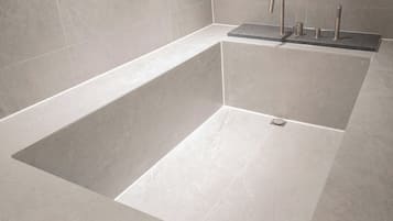 Suite Room | Salle de bain | Douche, sèche-cheveux, chaussons, bidet