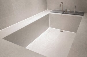 Suite Room | Bathroom | Shower, hair dryer, slippers, bidet