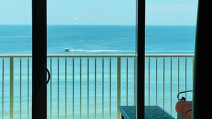 Ein Balkon mit Blick auf das Meer und ein Boot.