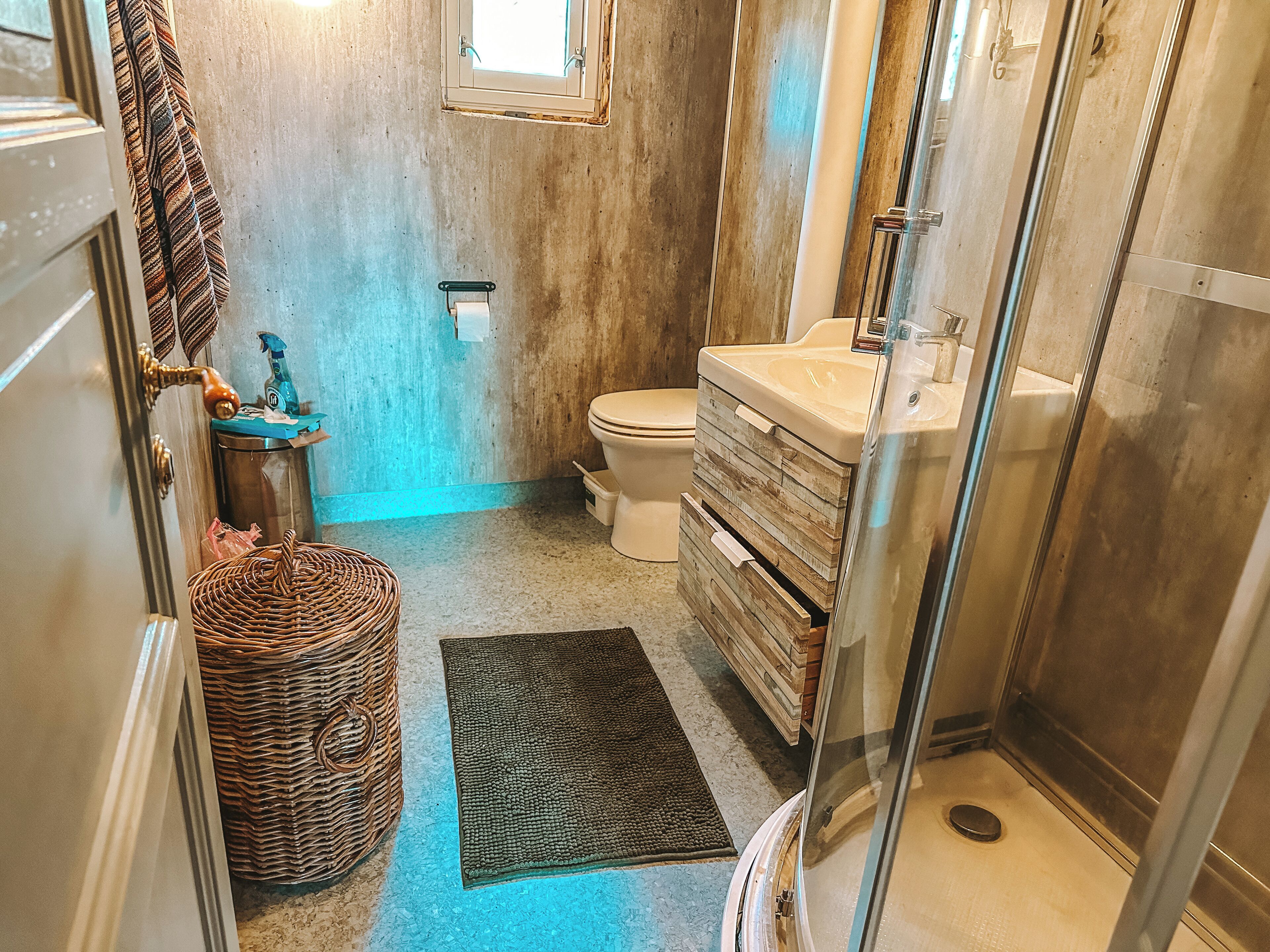 Shower, towels, soap, toilet paper