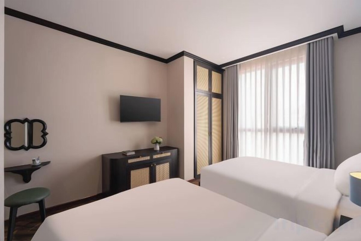 Dundyner, memory foam-senger, minibar og skrivebord