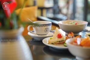 Café da manhã com buffet todos os dias mediante uma taxa