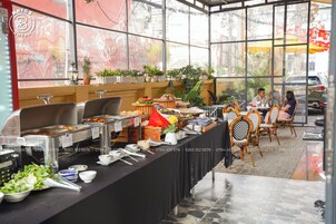 Daily buffet breakfast for a fee