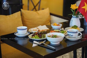 Café da manhã com buffet todos os dias mediante uma taxa