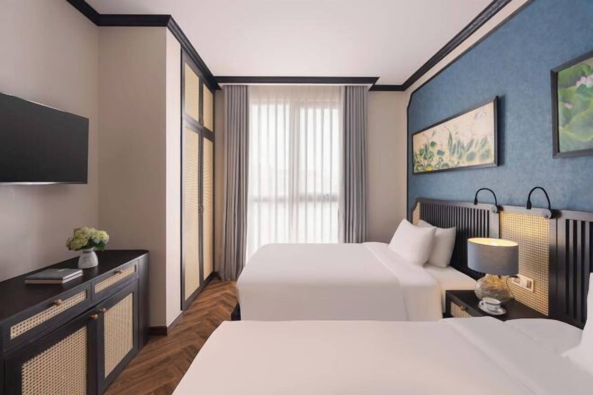 Dundyner, memory foam-senger, minibar og skrivebord