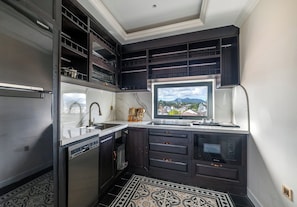 Habitación presidencial, 2 habitaciones | Cocina privada | Frigorífico pequeño y papel de cocina
