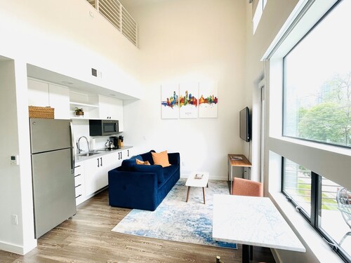 NEW Modern Urban Condo in Vibrant Downtown East ATX - Prime Location!