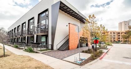 NEW Modern Urban Condo in Vibrant Downtown East ATX - Prime Location!