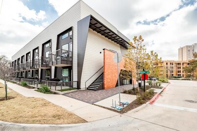 NEW Modern Urban Condo in Vibrant Downtown East ATX - Prime Location!