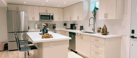 Refrigerador, microondas, horno y parrilla de estufa