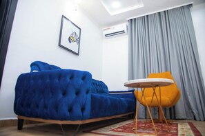 Business Suite, Balcony, City View | Living area | 32-inch Smart TV with cable channels, pay films - Modelo Hotel and Suites (Rumuekini)