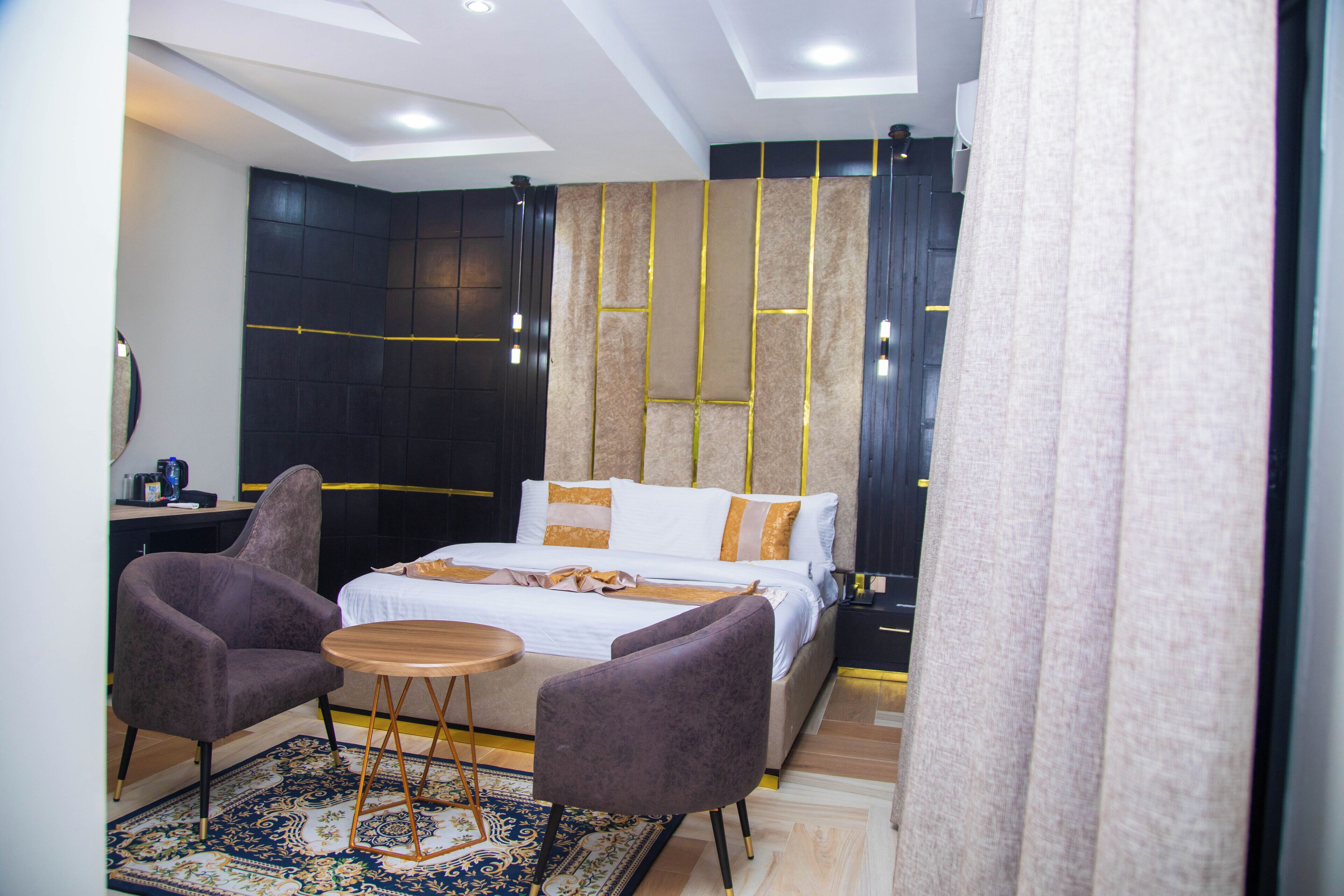 غرفة تنفيذية فردية - بشرفة - منظر للمدينة | أغطية فراش متميزة ومكتب ومساحة عمل للكمبيوتر المحمول وواي فاي مجانًا