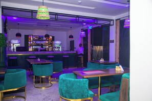 2 bars/lounges - Modelo Hotel and Suites (Rumuekini)