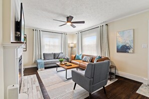 Smart TV, computer monitors - Entire house in Speedway! Pool~Big Yard~King Beds (Indianapolis)