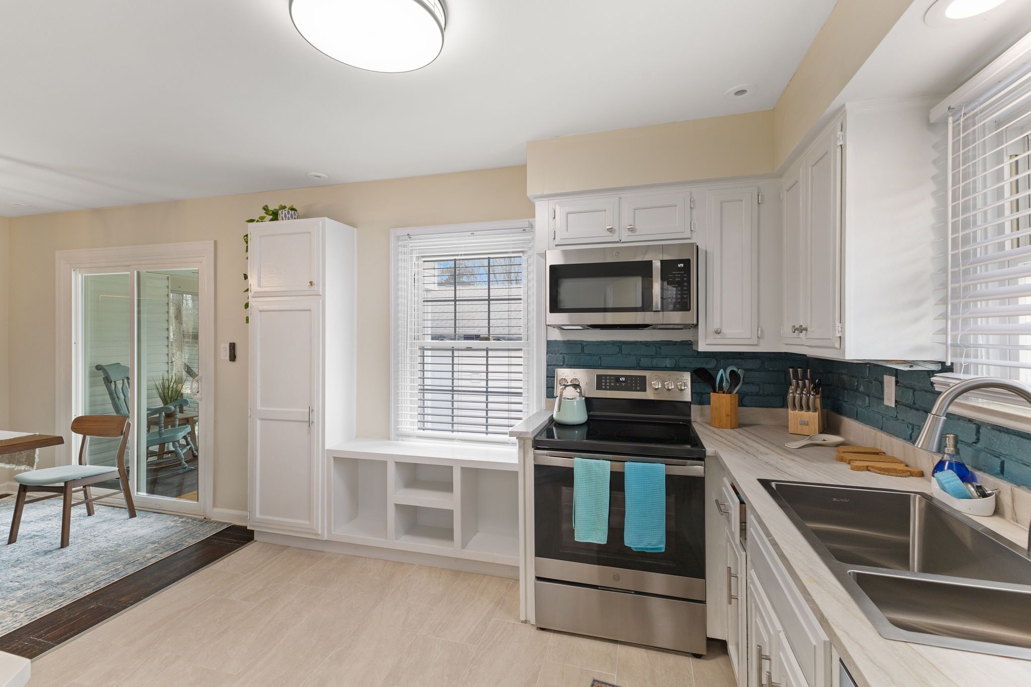 Frigorifero, microonde, forno, piano cottura