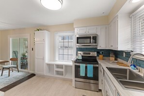 Frigorífico, microondas, horno y placa de cocina