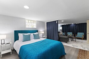 5 chambres, bureau, fer et planche à repasser, lit parapluie