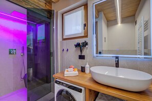 Dusche, Haartrockner, Bidet, Handtücher