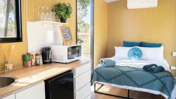 1 bedroom, bed sheets