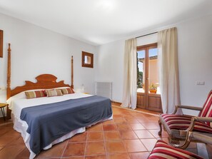 6 quartos, ferros/tábuas de passar roupa, Wi-Fi, roupa de cama
