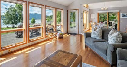 Waterfront Pet Friendly Home w AC, boat lift, dock