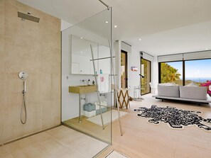 Dusche, Haartrockner, Handtücher