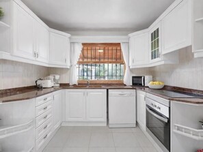 Kjøleskap, mikrobølgeovn, ovn og oppvaskmaskin