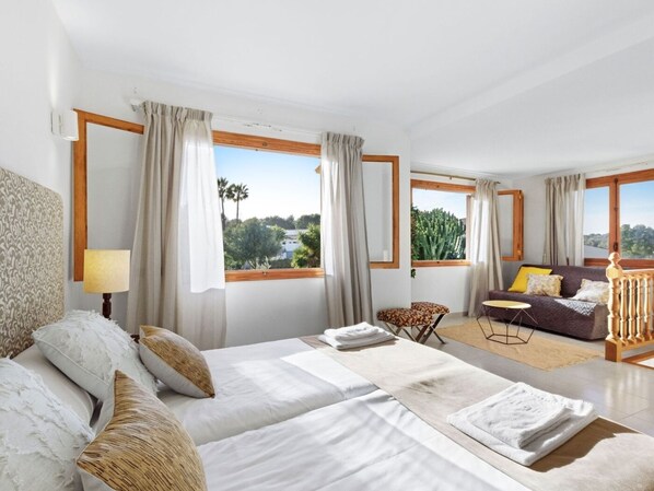 3 bedrooms, iron/ironing board, internet, bed sheets