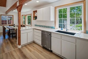 Fridge, microwave, oven, stovetop - Dog Friendly - 4 blocks to downtown Sandpoint (Sandpoint)